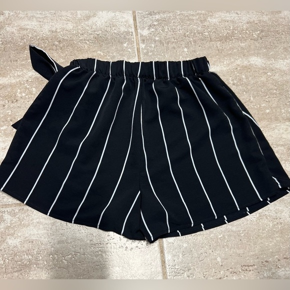 🖤CHARLOTTE RUSSE SUPER CUTE BLACK AND WHITE WRAP SKORT-EUC🖤SZ XS - Picture 5 of 11